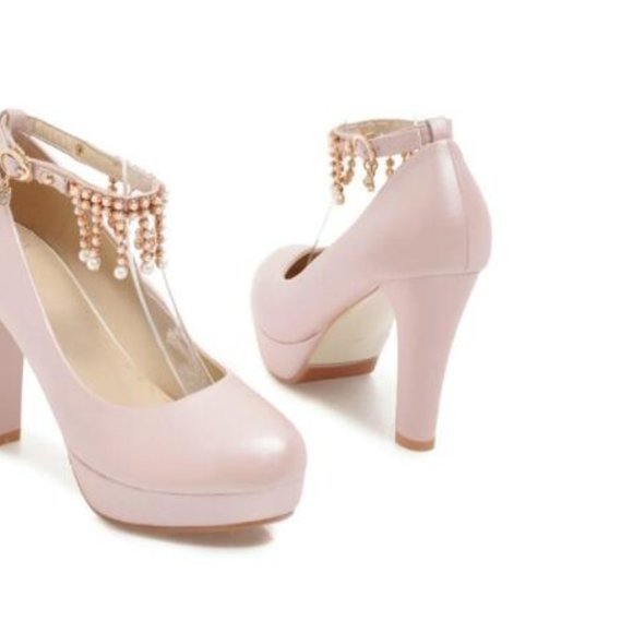 A pair of high heels - Picture 2 of 3